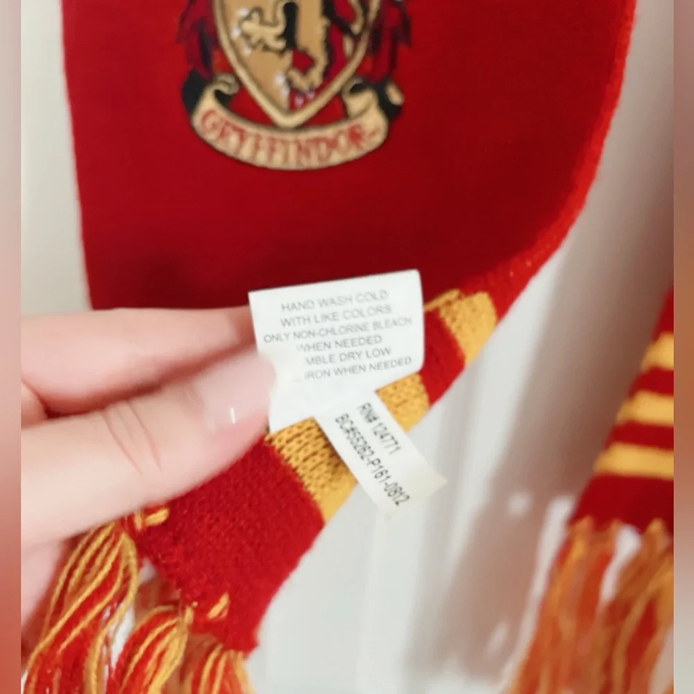 Harry Potter scarf Gryffindor lion crest red orange acrylic 76” long - Picture 6 of 13